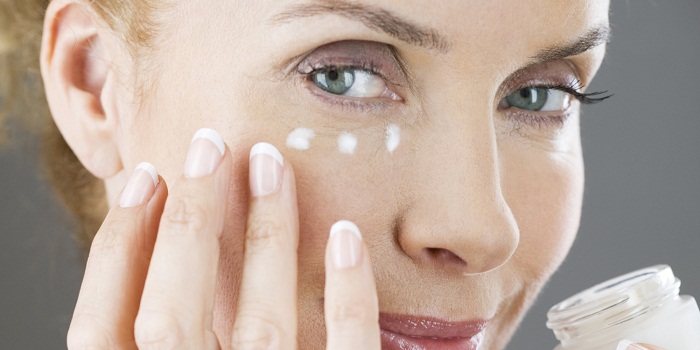 How to Apply an Eye Cream